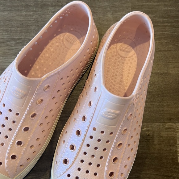VEUC worn 1x SKECHERS iridescent blush pink slip ons - Picture 2 of 6